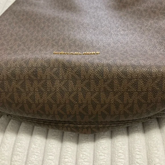 Micheal Kors Purse - Picture 3 of 16